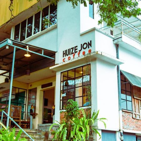 Huize Jon Hostel Malang Exteriör bild