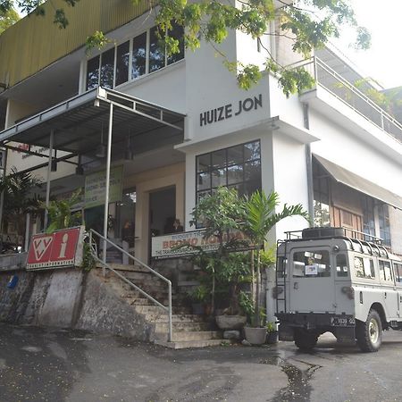 Huize Jon Hostel Malang Exteriör bild