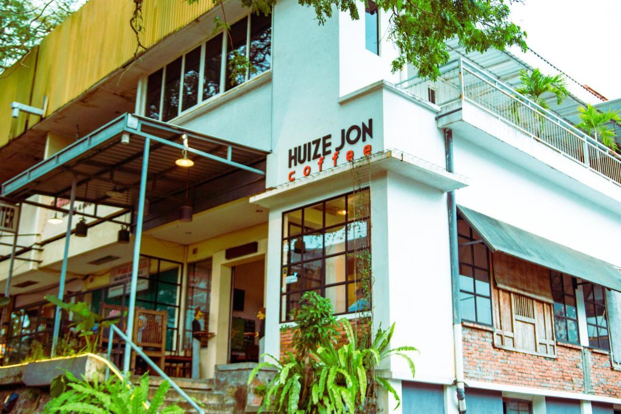 Huize Jon Hostel Malang Exteriör bild