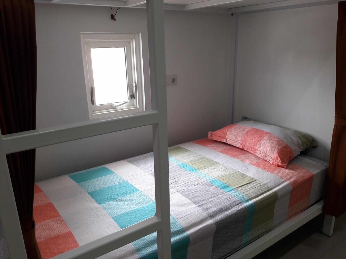 Huize Jon Hostel Malang Exteriör bild
