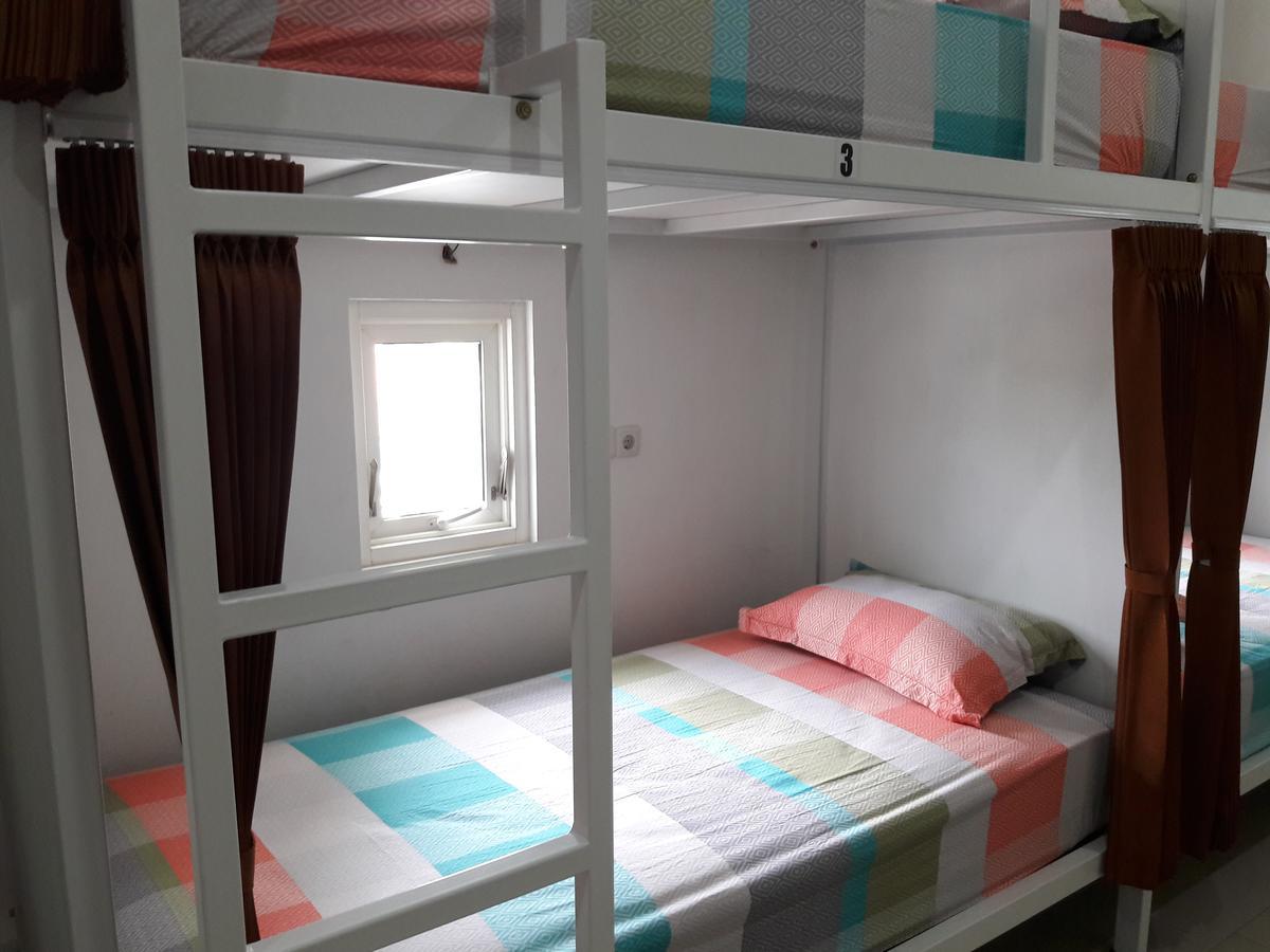 Huize Jon Hostel Malang Exteriör bild