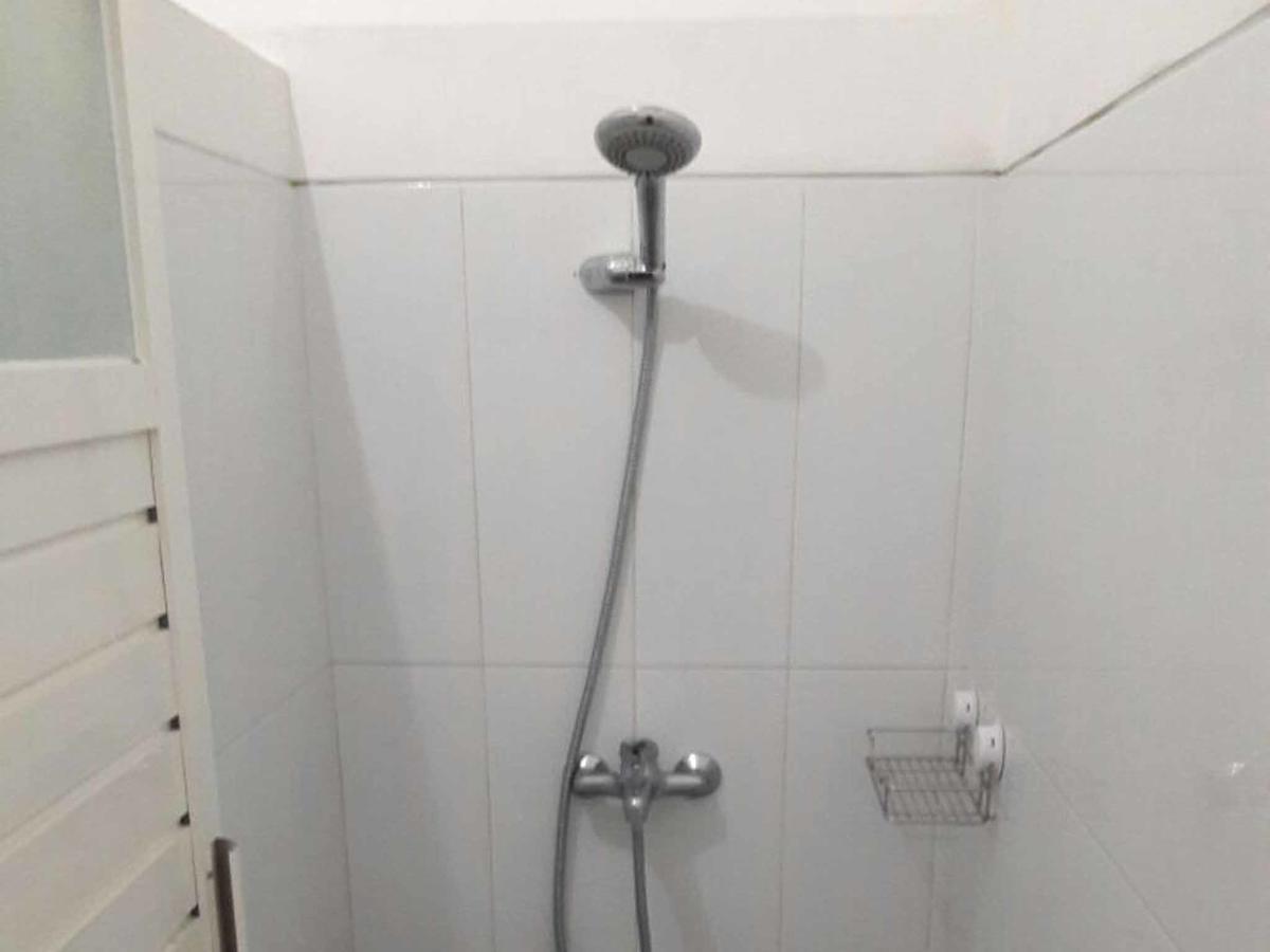 Huize Jon Hostel Malang Exteriör bild