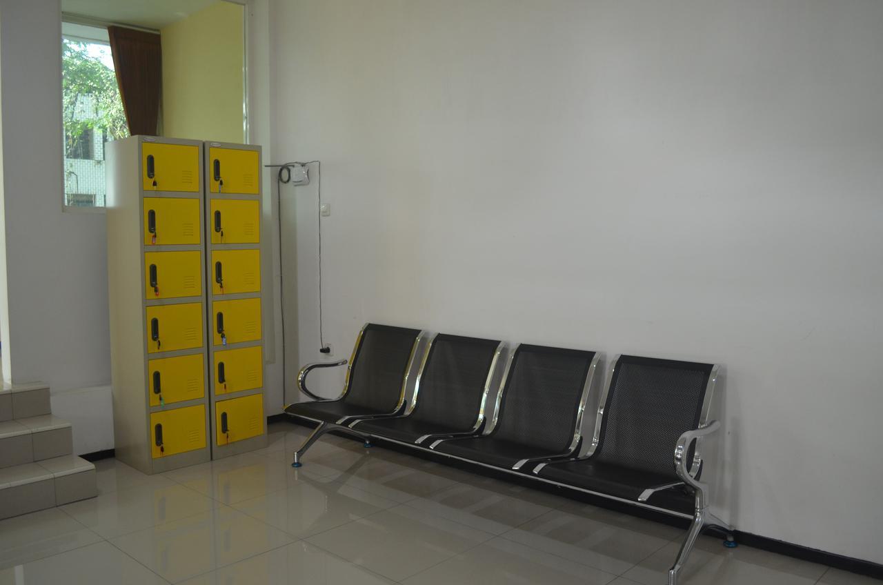 Huize Jon Hostel Malang Exteriör bild