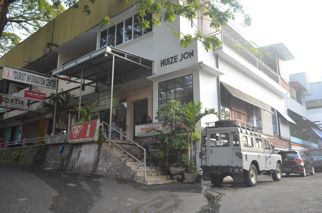 Huize Jon Hostel Malang Exteriör bild
